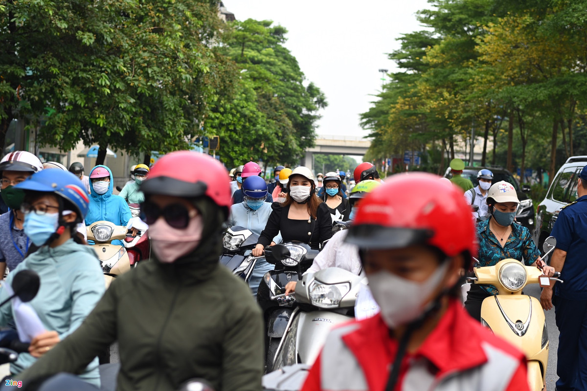 Chỉ trong khoảng thời gian ngắn lực lượng làm nhiệm vụ dừng xe kiểm soát, phía sau bị ùn ứ dài hàng trăm mét.