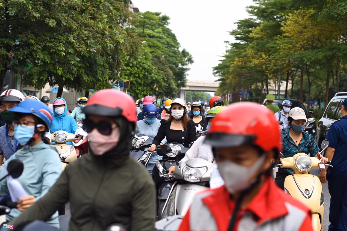 Chỉ trong khoảng thời gian ngắn lực lượng làm nhiệm vụ dừng xe kiểm soát, phía sau bị ùn ứ dài hàng trăm mét.