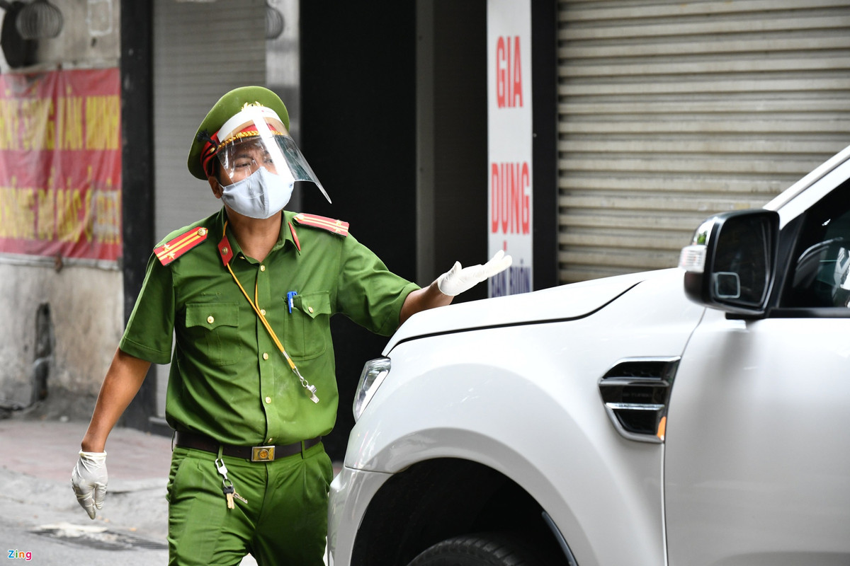 Một chiếc ôtô tải vận chuyển đồ nội thất đã bị lực lượng chức năng yêu cầu tài xế dừng xe lại để xử lý. Trong một giờ, người này vẫn đưa ra nhiều lý do khiến việc lập biên bản không xong.