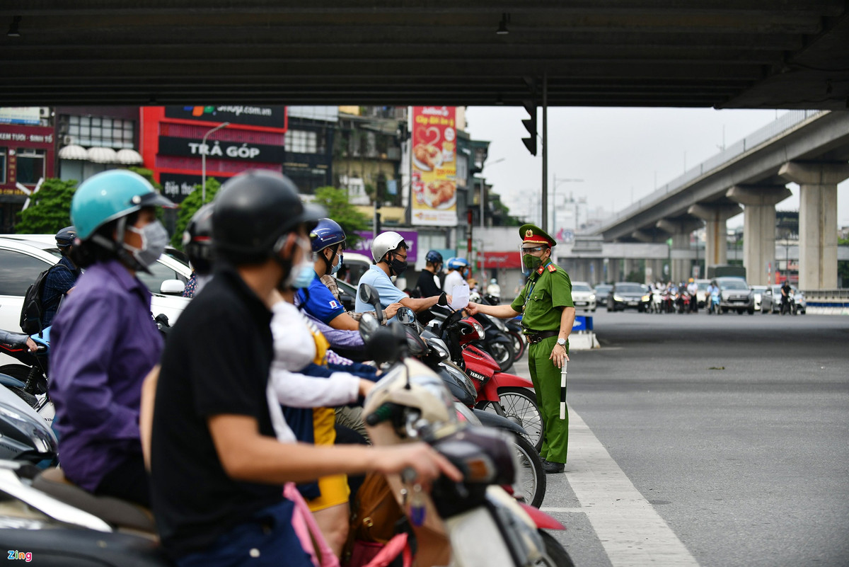 8h40, tại ngã tư Nguyễn Trãi - Nguyễn Xiển, lực lượng chức năng trực tiếp đứng dưới lòng đường để rà soát các trường hợp ra đường mà không có việc cần thiết.