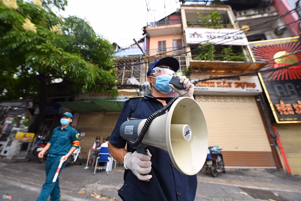 Lực lượng dân phòng dùng loa công suất lớn kêu gọi người dân đi chậm khi qua chốt kiểm soát, đồng thời cầm sẵn giấy tờ trên tay để việc kiểm tra được nhanh chóng, tránh ùn tắc
