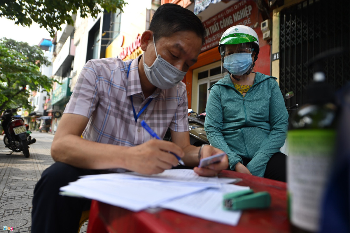 Chị Trần Thị Thắm (phường Nghĩa Đô, quận Cầu Giấy) bị cơ quan chức năng phường Ngọc Khánh xử phạt hành chính vì ra đường không có giấy xác nhận.