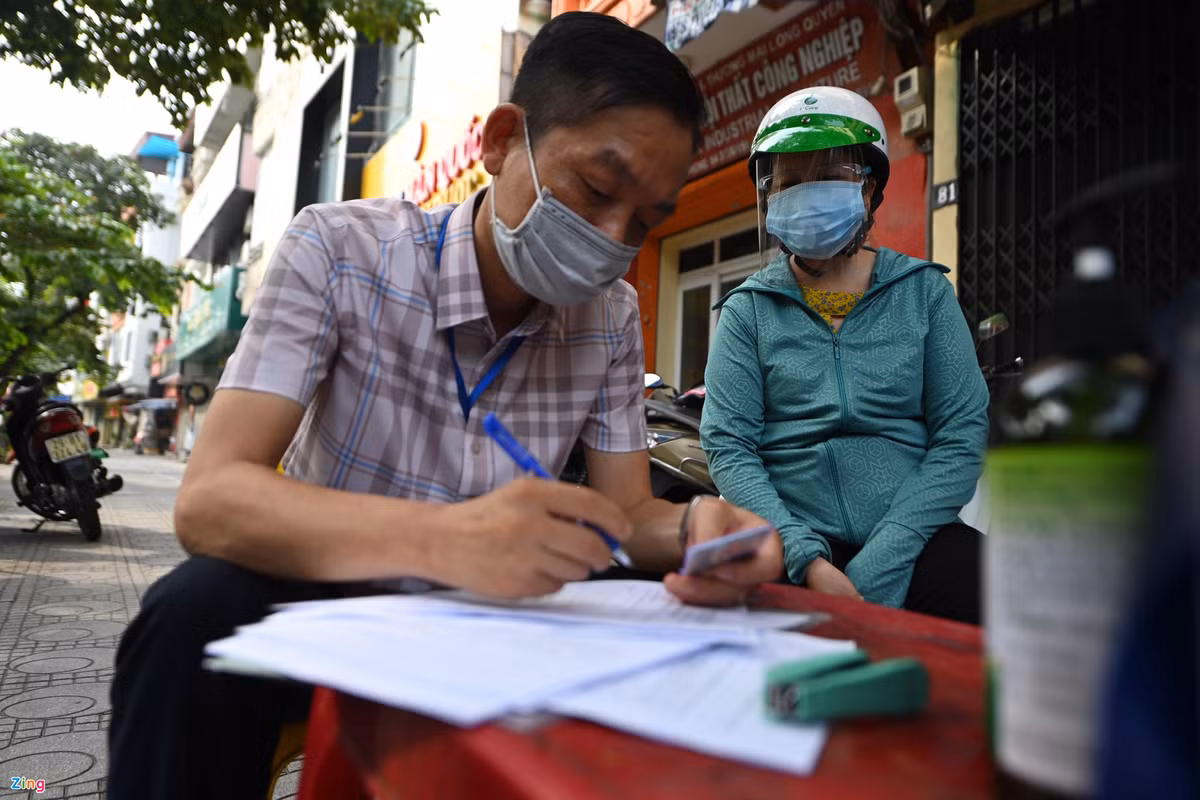 Chị Trần Thị Thắm (phường Nghĩa Đô, quận Cầu Giấy) bị cơ quan chức năng phường Ngọc Khánh xử phạt hành chính vì ra đường không có giấy xác nhận.