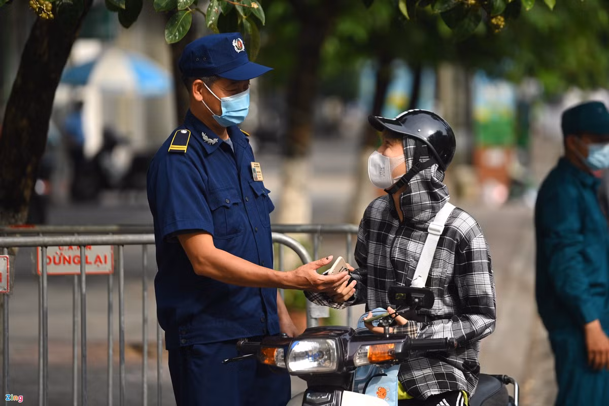 Một vài trường hợp không mang giấy tờ đã dùng biện pháp gọi điện xin xác nhận của cơ quan chủ quản.