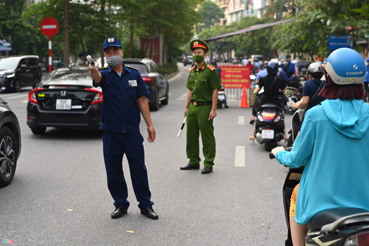 Lực lượng chức năng chia đường Đào Tấn thành hai làn, làn ngoài cùng bên trái dành cho ôtô qua chốt mà không phải kiểm tra giấy tờ. Làn còn lại kiểm soát 100% lượng người đi xe máy, xe đạp.