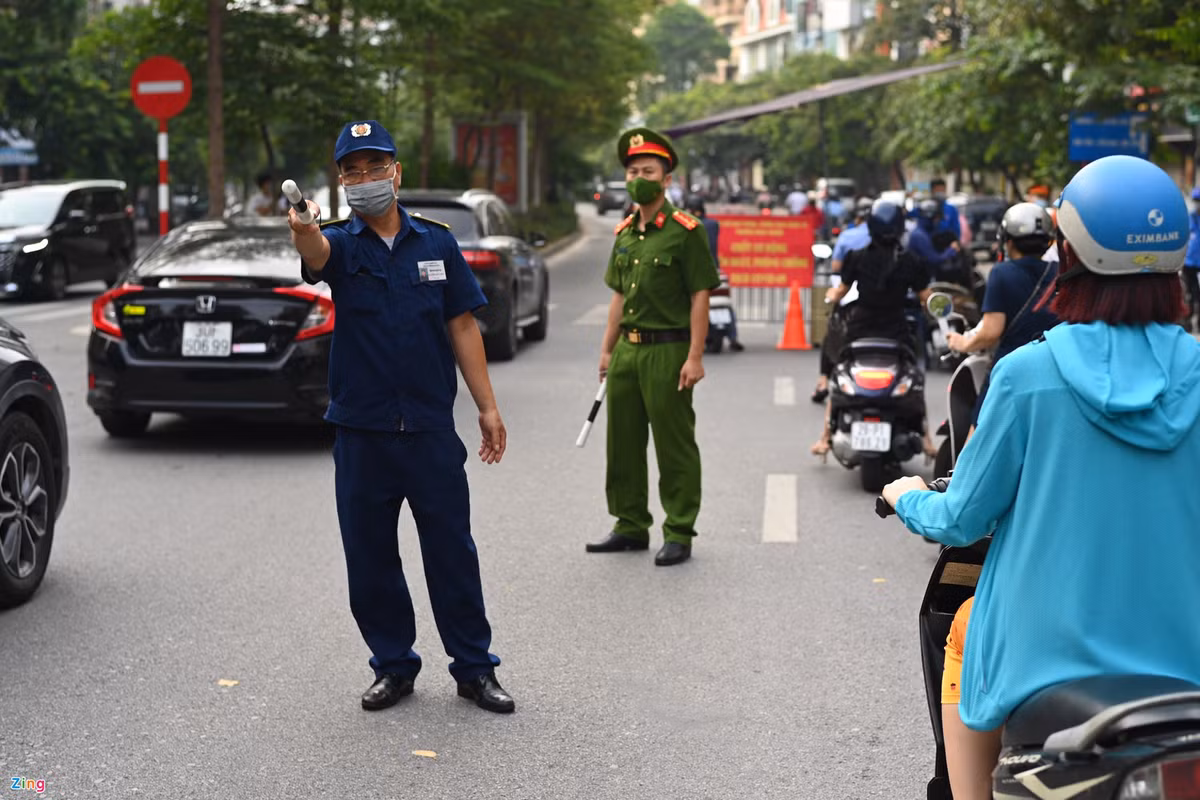 Lực lượng chức năng chia đường Đào Tấn thành hai làn, làn ngoài cùng bên trái dành cho ôtô qua chốt mà không phải kiểm tra giấy tờ. Làn còn lại kiểm soát 100% lượng người đi xe máy, xe đạp.