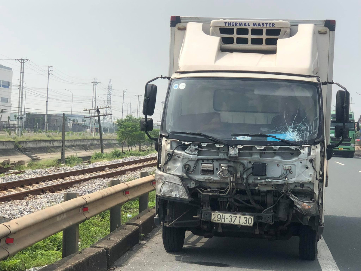 Tim danh tinh nan nhan xe may 35B1-103.76 bi xe tai dam tu vong