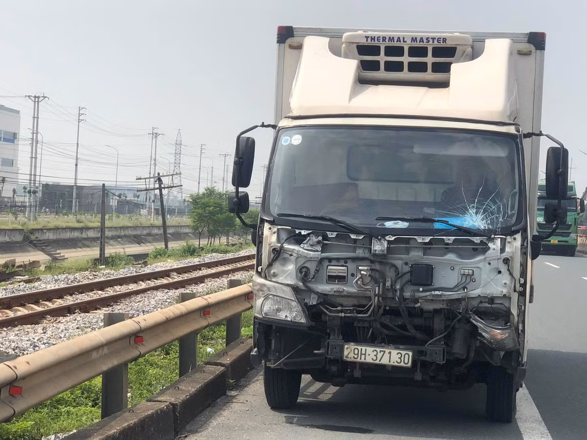 Tim danh tinh nan nhan xe may 35B1-103.76 bi xe tai dam tu vong