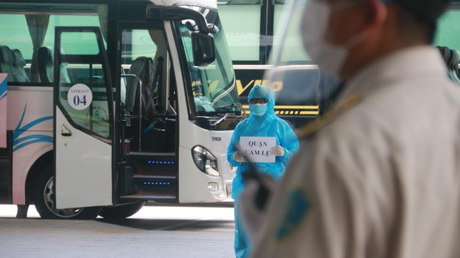 Da Nang: Chuyen bay dau tien cho cong dan tu TP.HCM da ve den que nha-Hinh-4