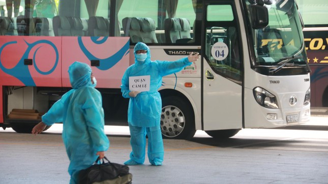 Da Nang: Chuyen bay dau tien cho cong dan tu TP.HCM da ve den que nha-Hinh-7