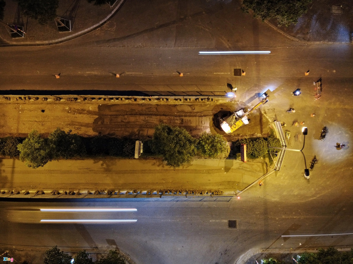 Đường Tôn Thất Thuyết nhìn từ nút giao Trần Thái Tông với hàng loạt tòa nhà văn phòng, trụ sở cơ quan. Sau khi hoàn thành, tuyến đường này sẽ có 6 làn xe, đảm bảo xe cộ lưu thông từ vành đai 3 vào các khu dân cư tại quận Cầu Giấy.