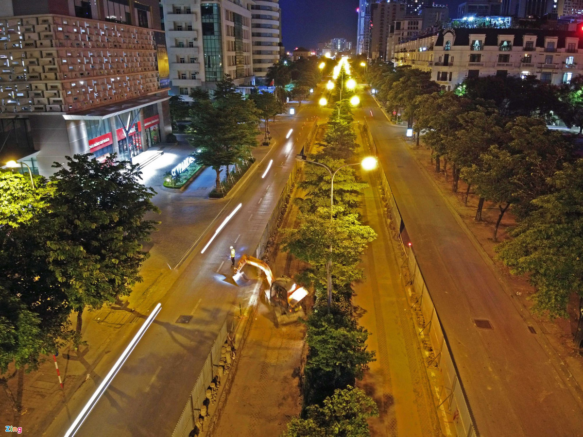 Trong khi đó, hàng chục công nhân cùng máy móc làm việc xuyên đêm thi công mở rộng đường Tôn Thất Thuyết (quận Cầu Giấy) dài khoảng 600 m.