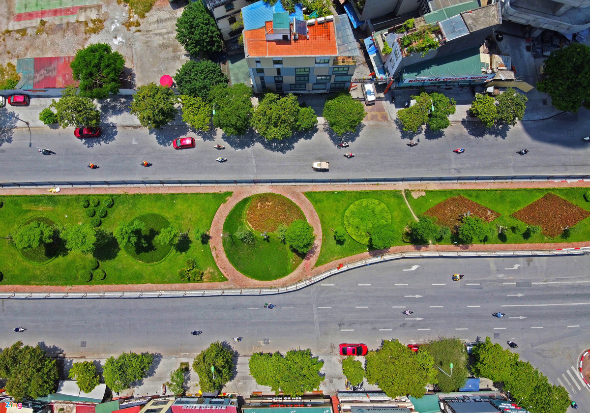 Sở GTVT Hà Nội cho biết sẽ cấm ôtô dừng, đỗ trên cả 2 chiều trong thời gian thi công. Các phương tiện giao thông lưu thông bình thường trên hai chiều đường Liễu Giai. Sau khi hoàn thành, đường Văn Cao - Liễu Giai sẽ có 8 làn xe đồng bộ với tuyến Nguyễn Chí Thanh - Trần Duy Hưng, tạo nên trục đường hướng tâm thông suốt kết nối khu vực phía tây với trung tâm Hà Nội.