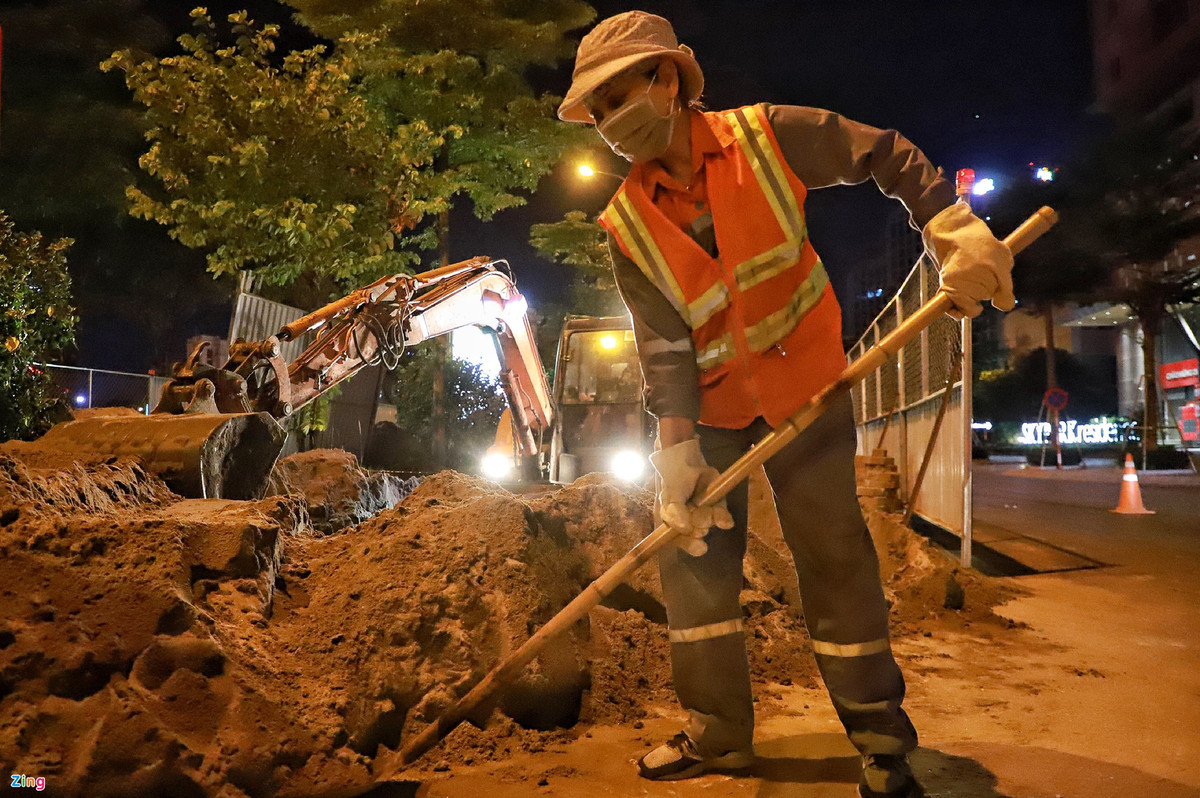 Công nhân và máy móc chỉ được thi công từ 22h tới 5h hàng ngày. Dự kiến công trình sẽ hoàn thành trước 2/9.