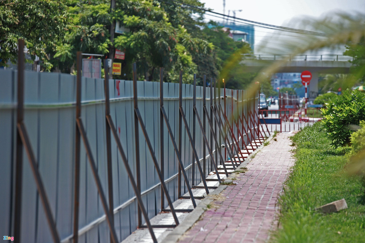Quá trình thi công, nhà thầu sẽ rào chắn bằng hàng rào tôn với chiều cao 2 m, khoảng cách chân rào chắn cách mép vỉa dải phân cách hiện trạng khoảng 0,5 m. Nhà thầu được yêu cầu chỉ thi công từ 22h đến 5h đồng thời chỉ làm từng đoạn để đảm bảo không gây ùn tắc.
