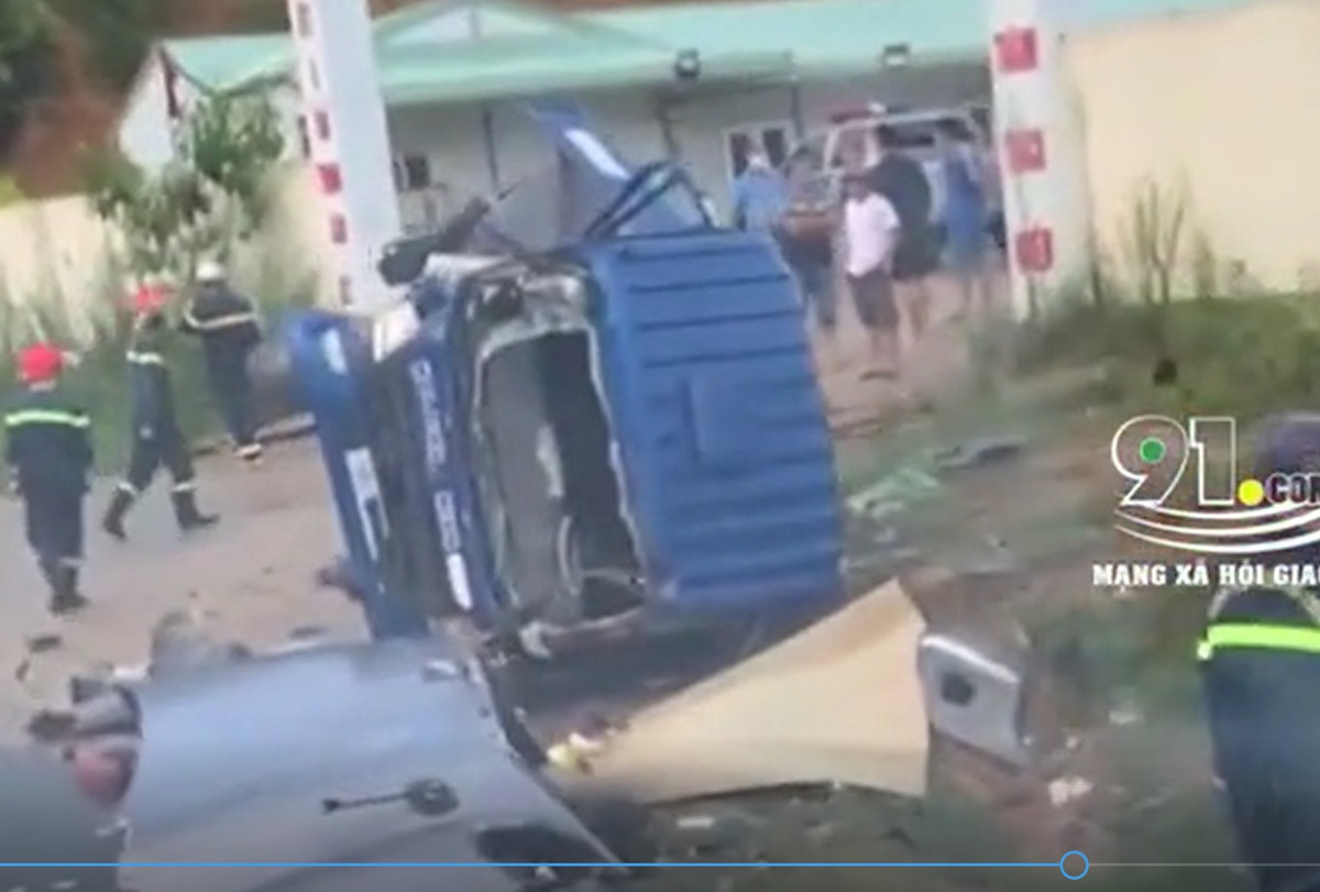 Video: Kinh hoàng cảnh container vượt ẩu, đâm nát xe tải ở Lạng Sơn Video: Kinh hoang canh container vuot au, dam nat xe tai o Lang Son