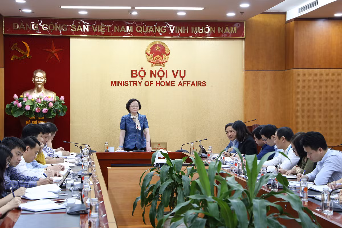 Trong 3 tháng giữ cương vị Bộ trưởng, bà Phạm Thị Thanh Trà đã “ghi điểm” với việc đề xuất lên Thủ tướng cắt giảm hàng trăm chứng chỉ bồi dưỡng đối với công chức, viên chức không cần thiết trong đó có chứng chỉ ngoại ngữ và tin học.