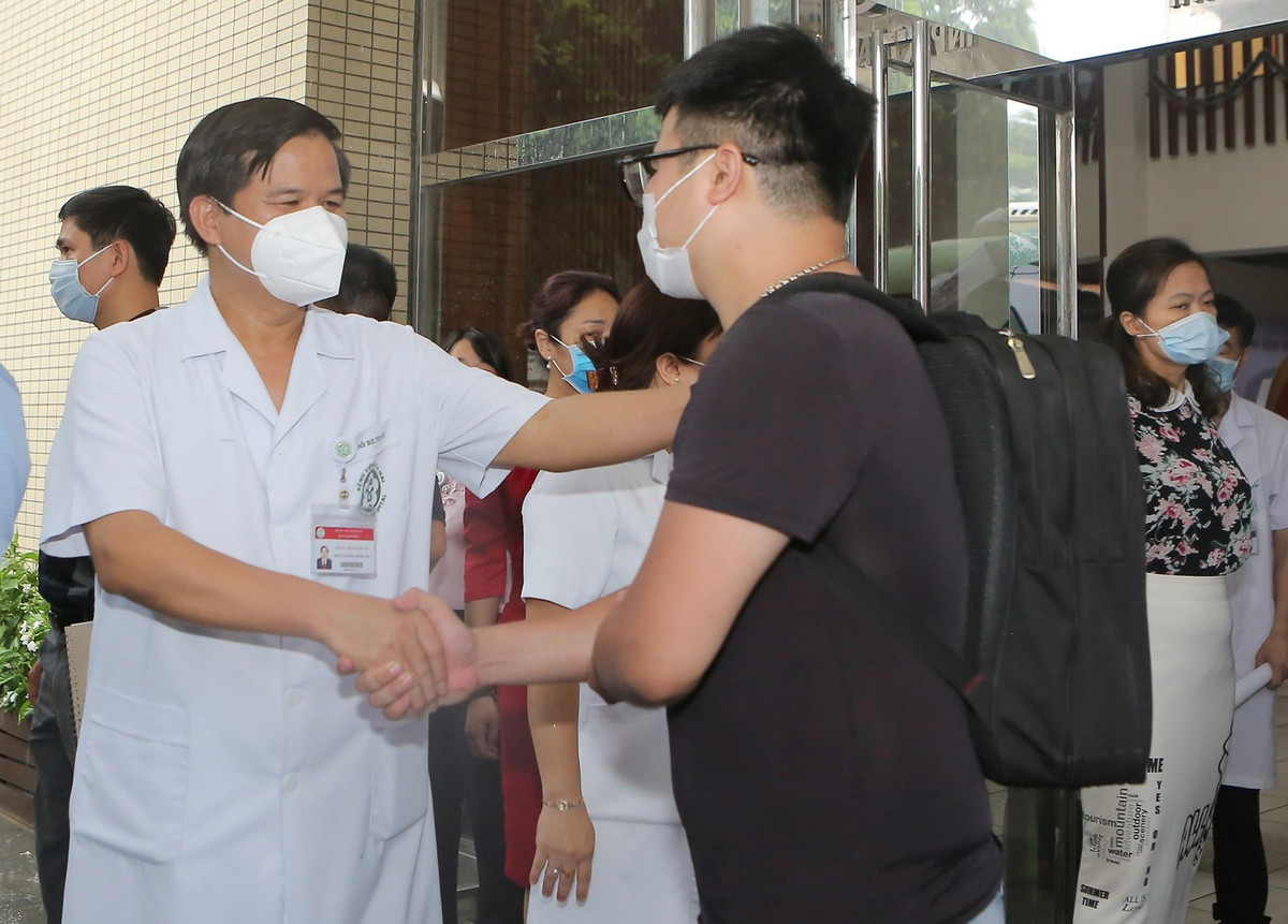 Benh vien Bach Mai xuat quan khao sat xay Trung tam hoi suc COVID-19 o TP HCM-Hinh-3