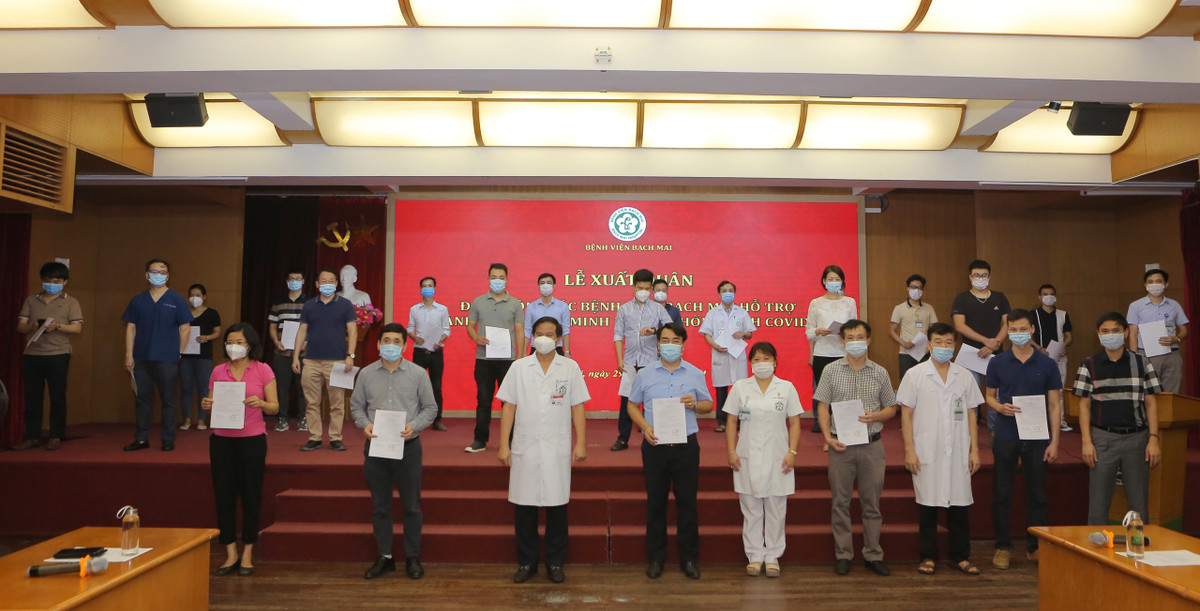 Benh vien Bach Mai xuat quan khao sat xay Trung tam hoi suc COVID-19 o TP HCM-Hinh-2