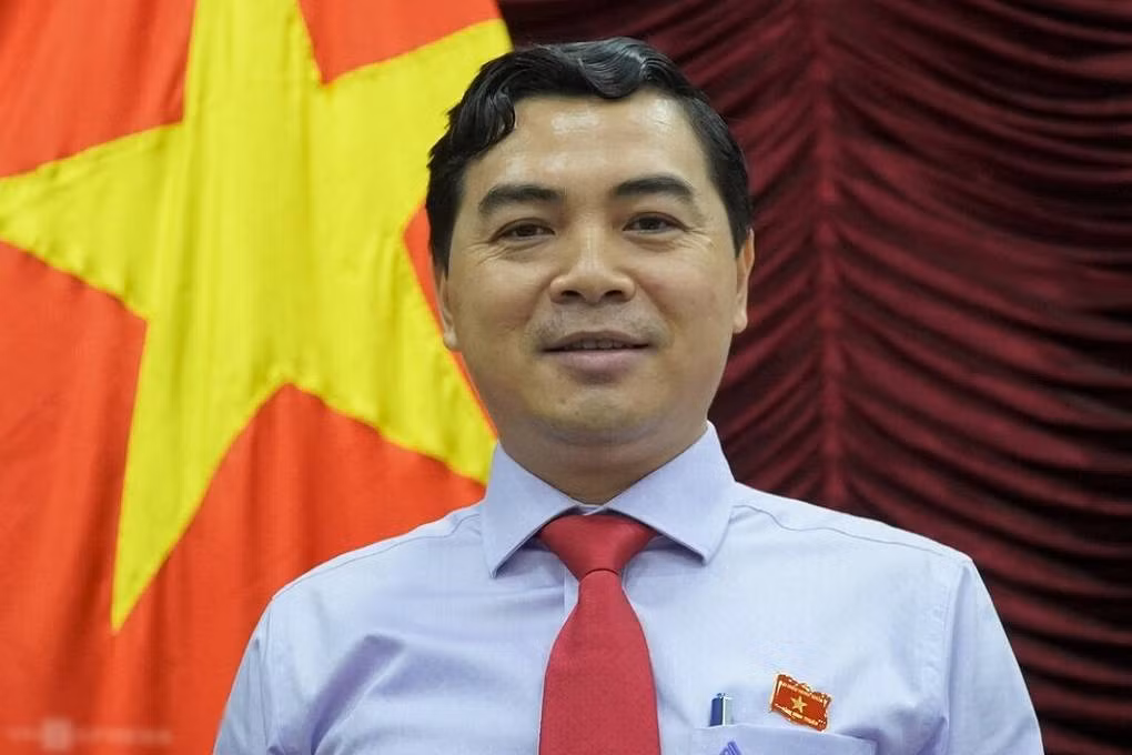 Theo đó, ông Nguyễn Hoài Anh, Ủy viên Dự khuyết Ban chấp hành T.Ư Đảng, Phó bí thư Thường trực Tỉnh ủy Bình Thuận, Chủ tịch HĐND tỉnh khóa 10, tái đắc cử chức vụ Chủ tịch HĐND tỉnh khóa 11, với tỷ lệ phiếu bầu đạt 51/51 đại biểu.