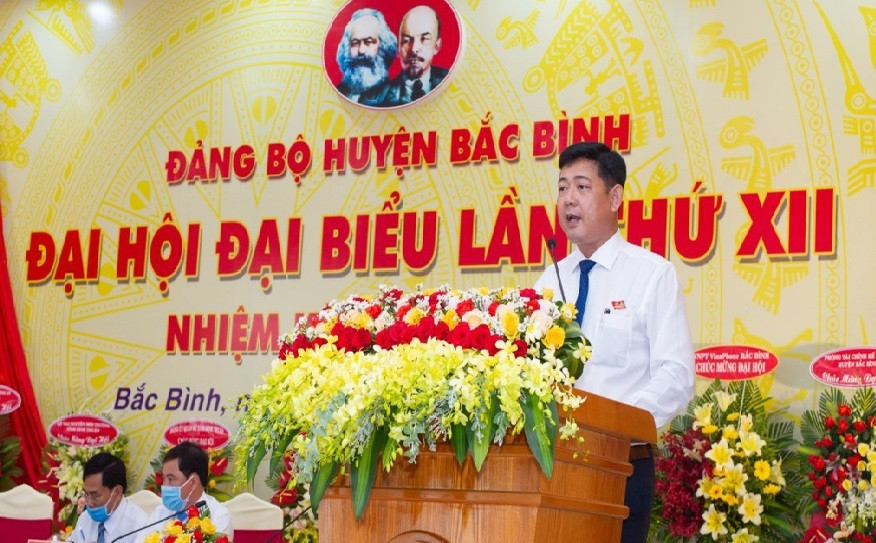 Ông Tiêu Hồng Phúc, Trưởng ban Tuyên giáo Tỉnh ủy Bình Thuận, được bầu giữ chức Phó chủ tịch HĐND tỉnh Bình Thuận.