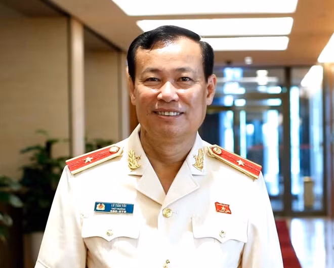 Thiếu tướng Lê Tấn Tới là nhân sự mới vừa được giới thiệu để Quốc hội bầu giữ chức Chủ nhiệm Ủy ban Quốc phòng - An ninh thay ông Võ Trọng Việt.