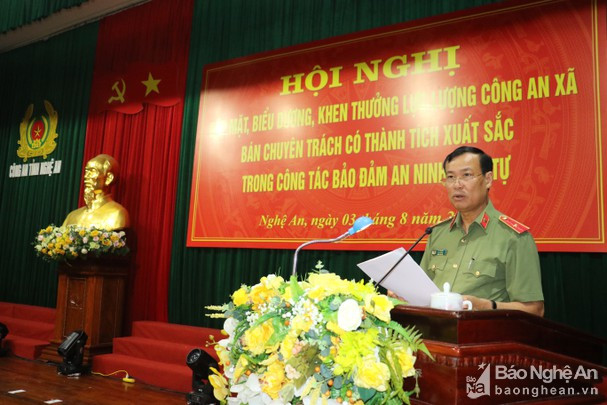 Thiếu tướng Lê Tấn Tới sinh năm 1969, quê quán xã Tân Thành, TP. Cà Mau, tỉnh Cà Mau. Trình độ học vấn: Đại học Cảnh sát nhân dân; Tiến sĩ Luật. (Ảnh: Báo Nghệ An))