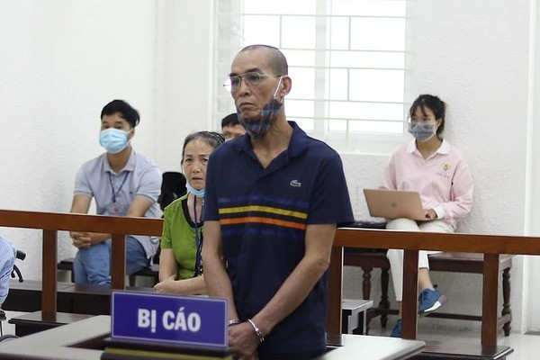 Cai nhau voi vo gay on ao bi hang xom chem suyt chet