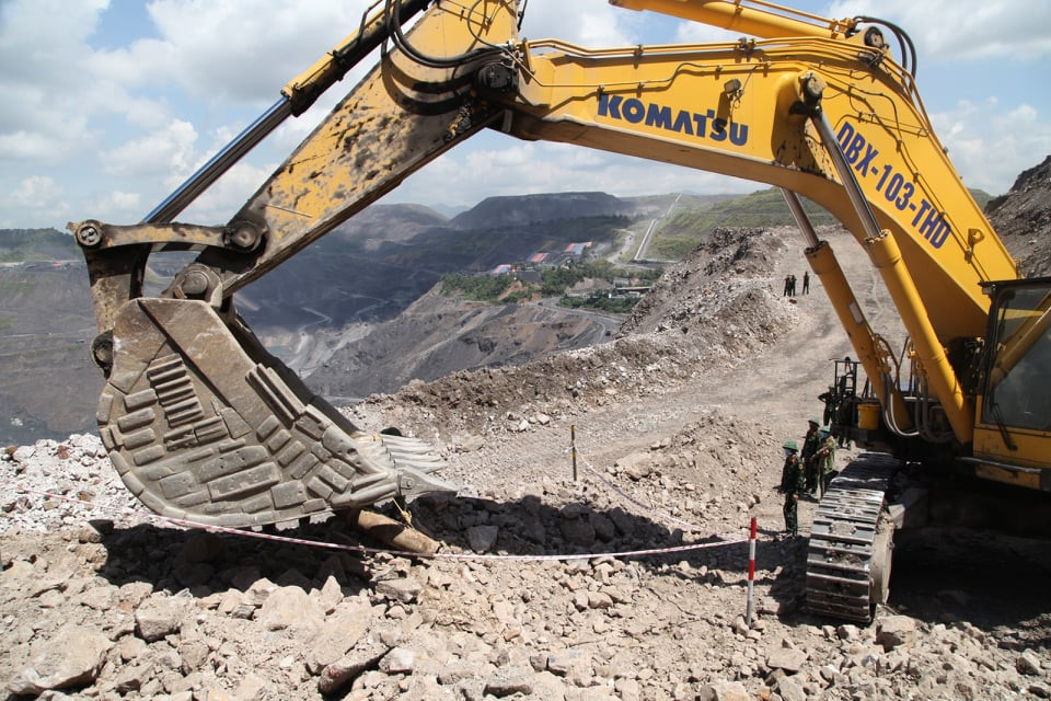 Can canh cong binh xu ly qua bom nang gan 230kg-Hinh-7