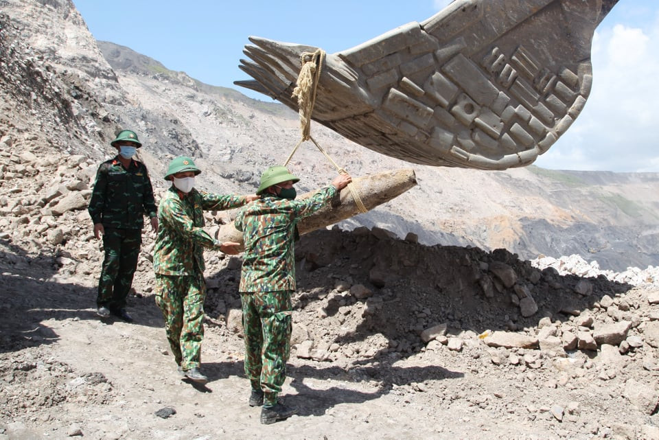 Can canh cong binh xu ly qua bom nang gan 230kg-Hinh-5