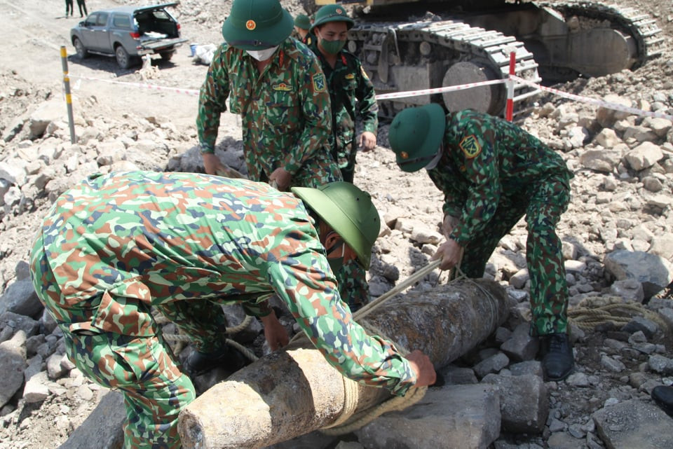 Can canh cong binh xu ly qua bom nang gan 230kg-Hinh-9