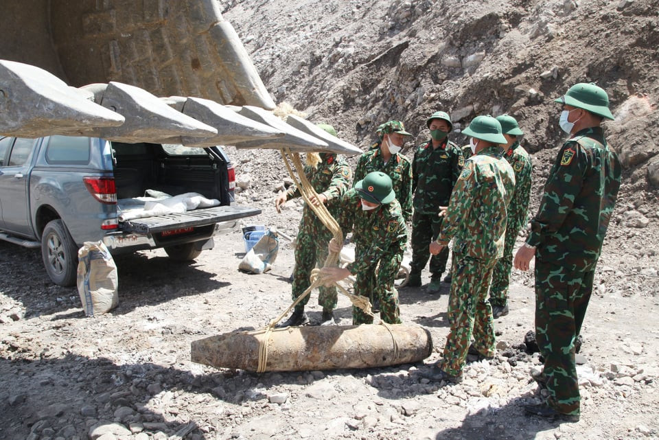 Can canh cong binh xu ly qua bom nang gan 230kg-Hinh-8