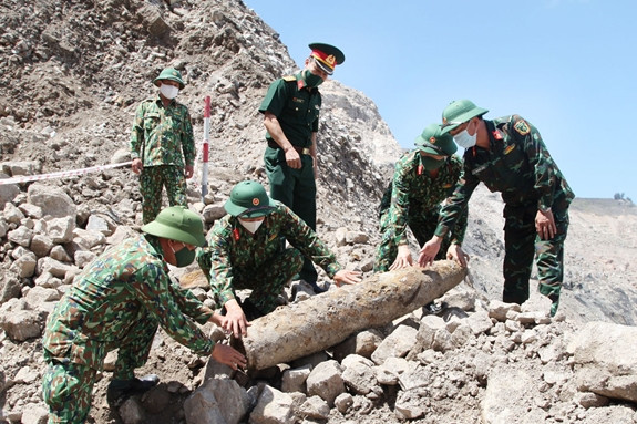 Cận cảnh công binh xử lý quả bom nặng gần 230kg - Hình 10 Can canh cong binh xu ly qua bom nang gan 230kg-Hinh-10