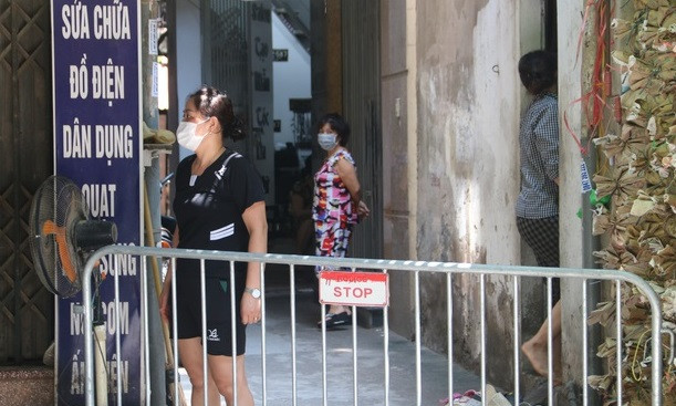 Ha Noi phong toa phuong Chuong Duong do co ca duong tinh COVID-19-Hinh-10