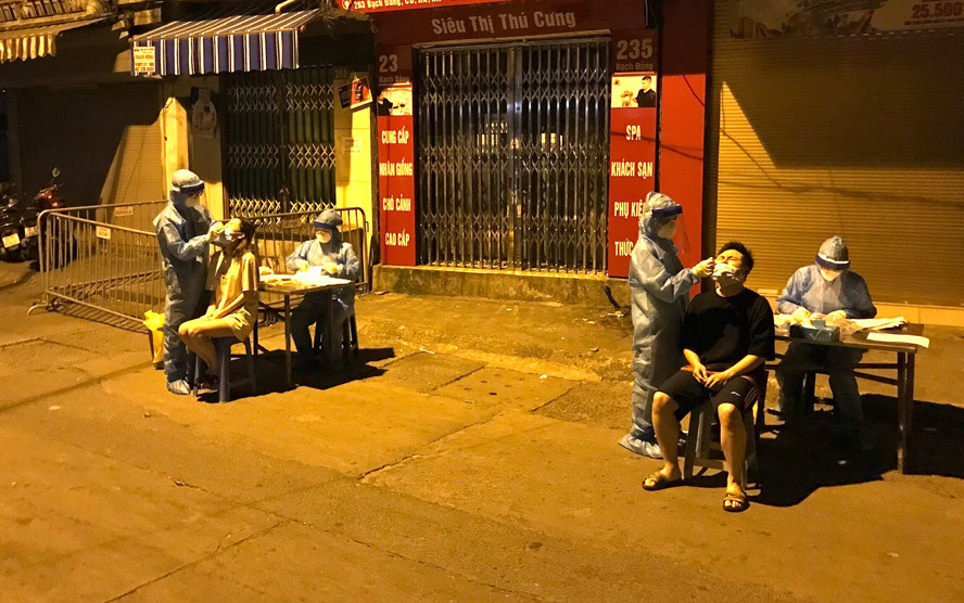 Ha Noi phong toa phuong Chuong Duong do co ca duong tinh COVID-19-Hinh-3