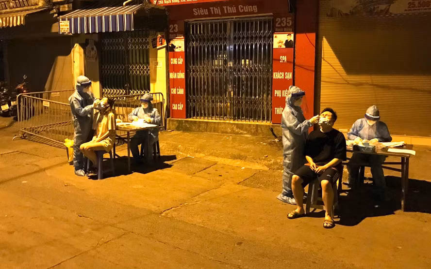 Ha Noi phong toa phuong Chuong Duong do co ca duong tinh COVID-19-Hinh-3