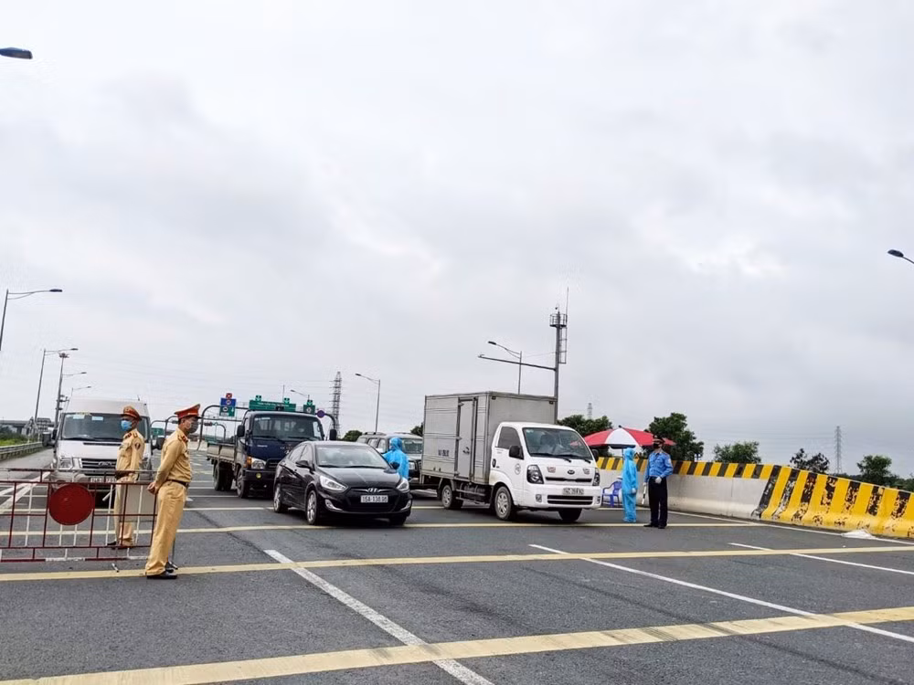 TP Hải Phòng: Từ 12h ngày 8/7, các chốt kiểm soát ở cửa ngõ thành phố Hải Phòng chỉ cho phép những người vào thành phố có kết quả xét nghiệm âm tính SARS-CoV-2 đối với test nhanh kháng nguyên/RT-PCR trong vòng 5 ngày. 