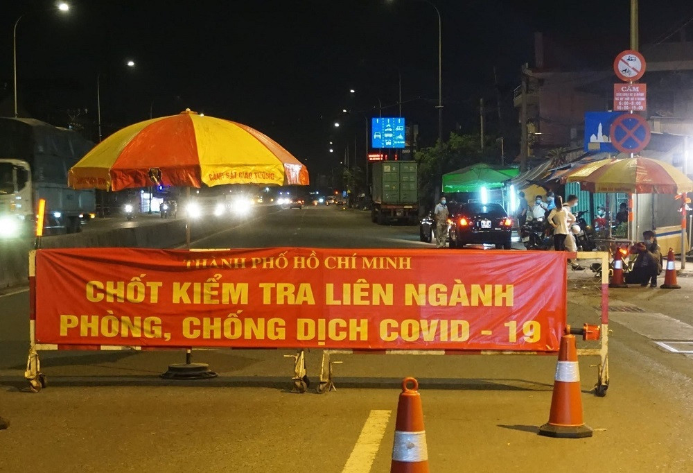 TP.HCM: Thành phố HCM hiện kiểm soát nghiêm ngặt. Người dân đi lại cần có các giấy xét nghiệm SARS-CoV-2 âm tính có giá trị 72 tiếng; giấy chứng minh nhân dân/căn cước công dân của người điều khiển phương tiện; giấy khai báo y tế tại các chốt, trạm kiểm dịch.