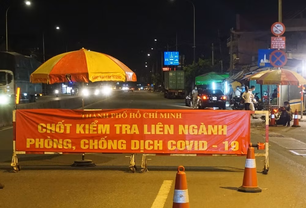TP.HCM: Thành phố HCM hiện kiểm soát nghiêm ngặt. Người dân đi lại cần có các giấy xét nghiệm SARS-CoV-2 âm tính có giá trị 72 tiếng; giấy chứng minh nhân dân/căn cước công dân của người điều khiển phương tiện; giấy khai báo y tế tại các chốt, trạm kiểm dịch.