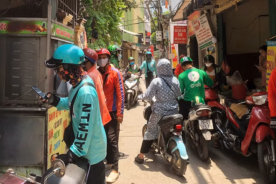 Quan an dong nghit shipper, vi pham quy dinh chong dich COVID-19