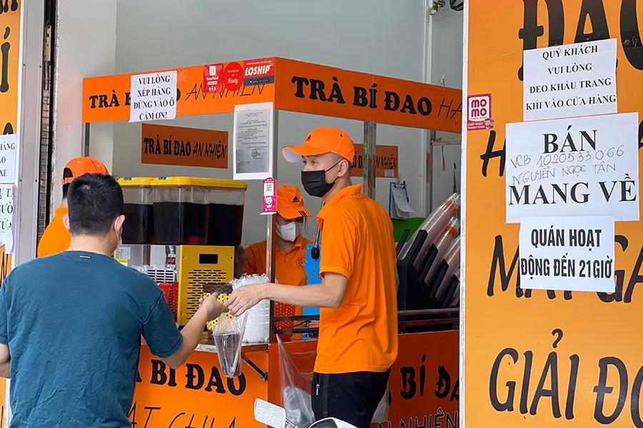 Quan an dong nghit shipper, vi pham quy dinh chong dich COVID-19-Hinh-4