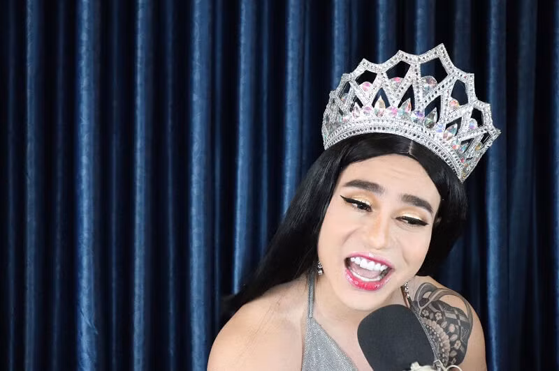 Lê Dương Bảo Lâm nổi tiếng từ cuộc thi truyền hình rồi lấy danh tiếng để bán hàng online. Anh "thiên biến vạn hóa" trong mỗi livestream.