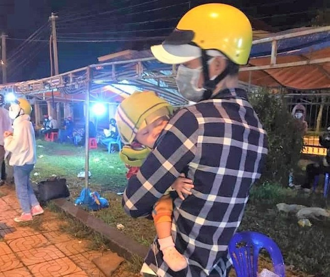 COVID-19: Xot xa nhung tre nho co ro tren xe may ve que