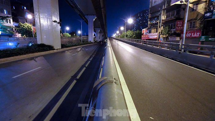 Lối lên đường trên cao của đường Vành đai 2 (đoạn đường Trường Chinh) không một bóng phương tiện qua lại.