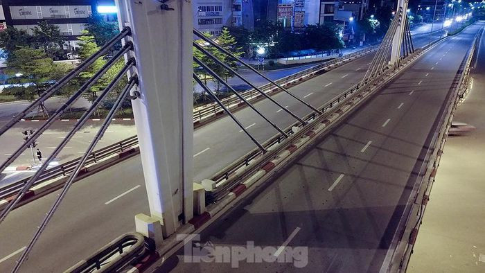 Khu vực cầu vượt Ngã Tư Sở ngày thường là điểm đen giao thông, luôn trong tình trạng tắc nghẽn phương tiện, nay khoác lên mình vẻ tĩnh mịch.