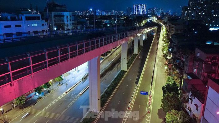 Không còn những dòng người lướt vội, phố đêm Hà Nội ở giai đoạn cách ly xã hội, hoàn toàn tĩnh lặng.