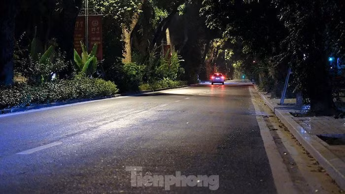 Pho dem Ha Noi dep nhu tranh tinh vat khi cach ly xa hoi-Hinh-5