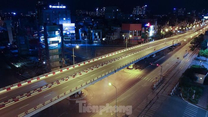 Theo Chỉ thị 17 của Chủ tịch UBND Hà Nội, toàn thành phố cách ly xã hội trong 15 ngày với nguyên tắc gia đình cách ly với gia đình; khu phố cách ly với khu phố; thôn bản cách ly với thôn bản; xã, phường cách ly với xã, phường; quận, huyện cách ly với quận, huyện; thành phố cách ly với tỉnh.