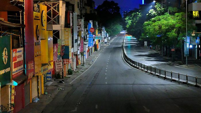 Chính quyền yêu cầu mọi người dân ở tại nhà, chỉ ra ngoài trong trường hợp thật sự cần thiết, như: Mua lương thực, thực phẩm, thuốc men, cấp cứu, khám chữa bệnh, tiêm chủng và các trường hợp khẩn cấp khác; đi công tác công vụ, làm việc tại cơ quan, công sở, làm việc tại nhà máy, cơ sở sản xuất, cơ sở kinh doanh dịch vụ, hàng hóa thiết yếu được phép hoạt động.