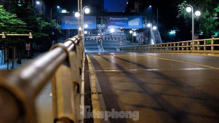 Pho dem Ha Noi dep nhu tranh tinh vat khi cach ly xa hoi-Hinh-2